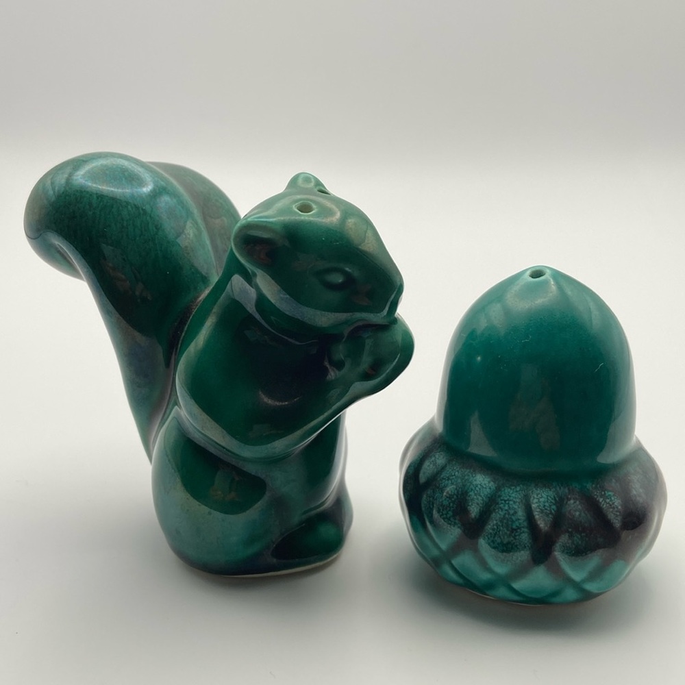 Vintage Black Hills Souvenir Ceramic Squirrel Acorn Salt Pepper Shakers Set